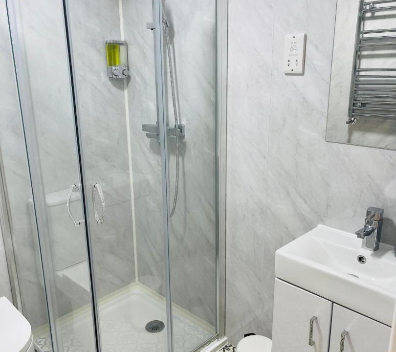 Photo of Bathroom in Island Gardens