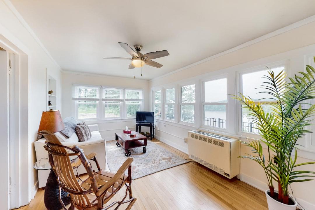 Photo of Livingroom in Queensbury