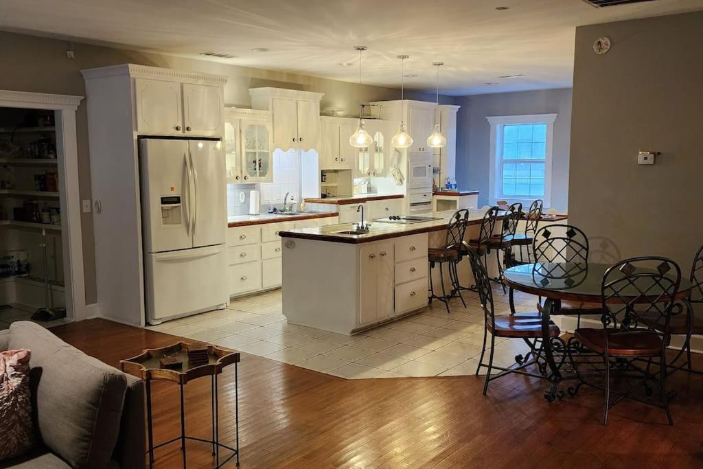 Photo of Livingroom in Midway