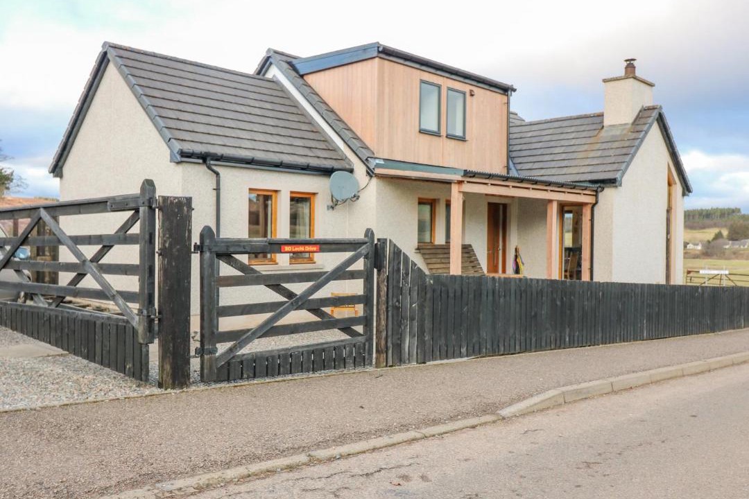 Photo of Buildings in Tomintoul