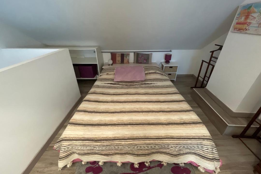 Photo of Bedroom in Arrest