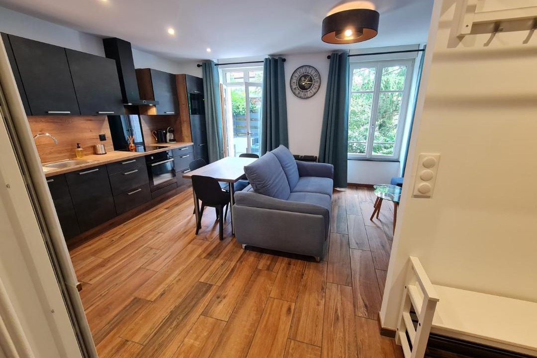 Photo of Livingroom in Poincare - Foch - Anatole France - Croix de Bourgogne
