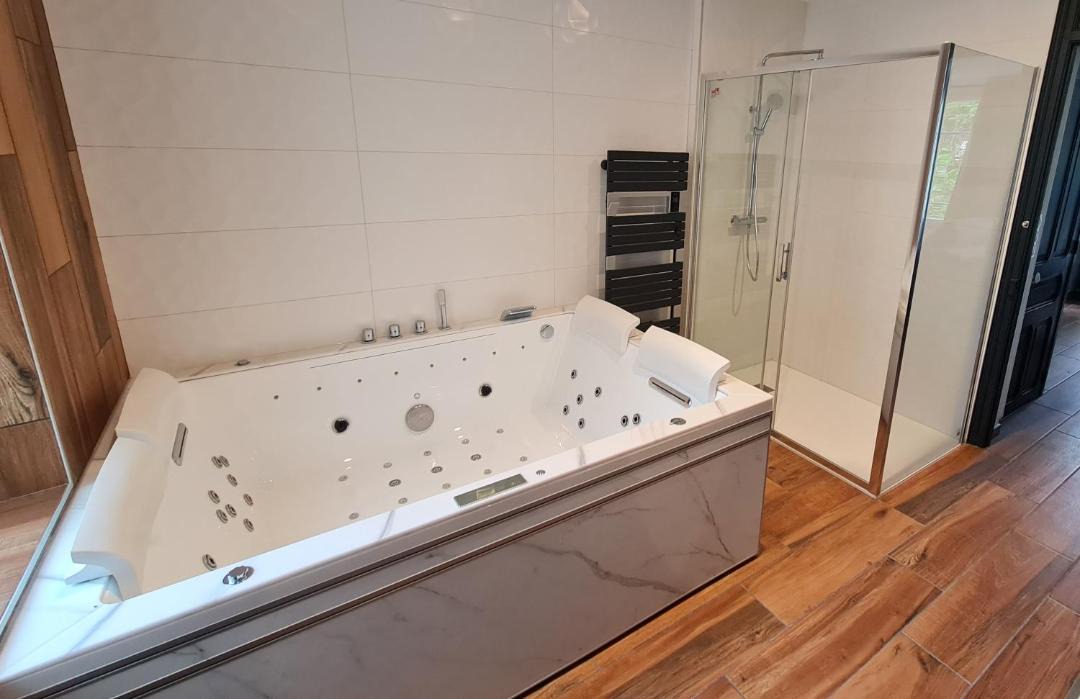 Photo of Bathroom in Poincare - Foch - Anatole France - Croix de Bourgogne