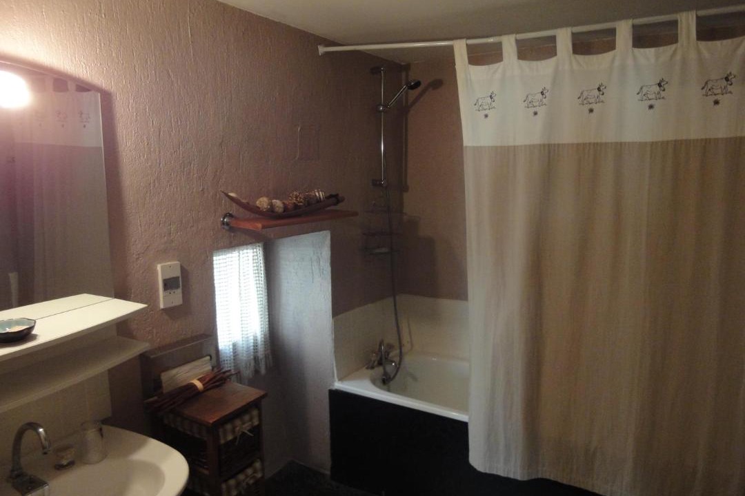 Photo of Bathroom in Courry