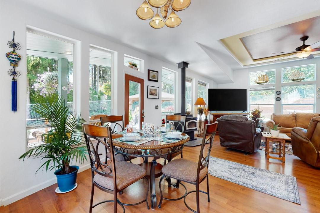 Photo of Livingroom in Longbranch