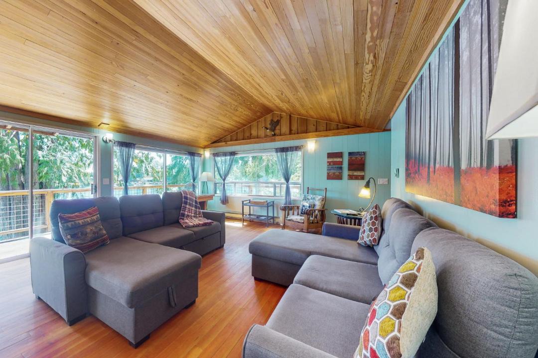 Photo of Livingroom in Grapeview