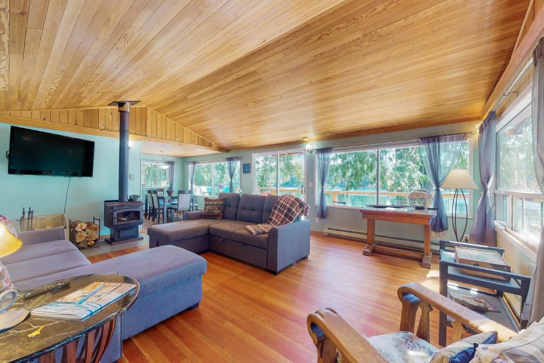 Photo of Livingroom in Grapeview