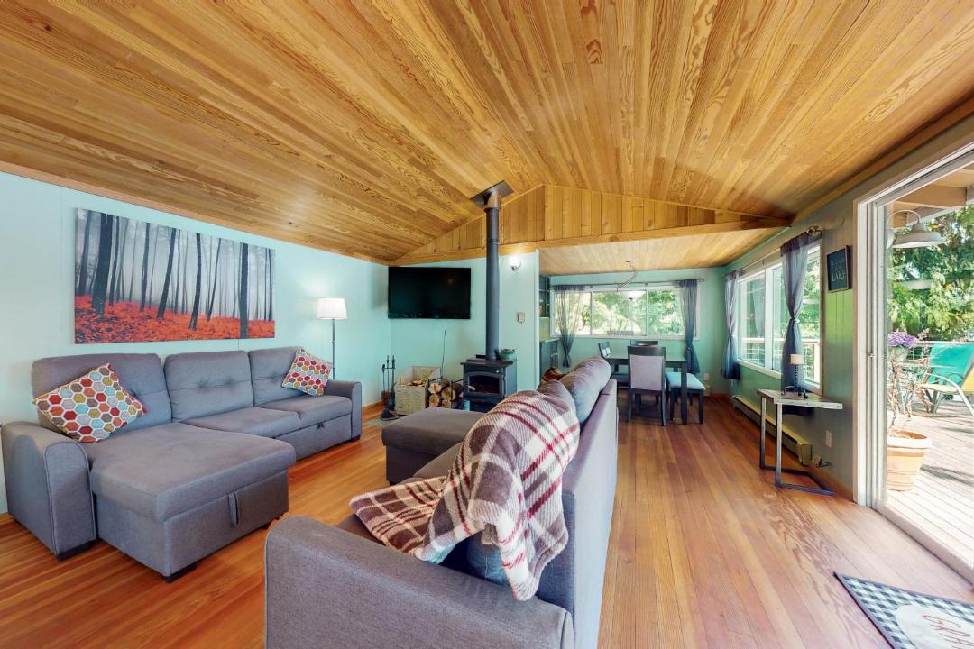 Photo of Livingroom in Grapeview