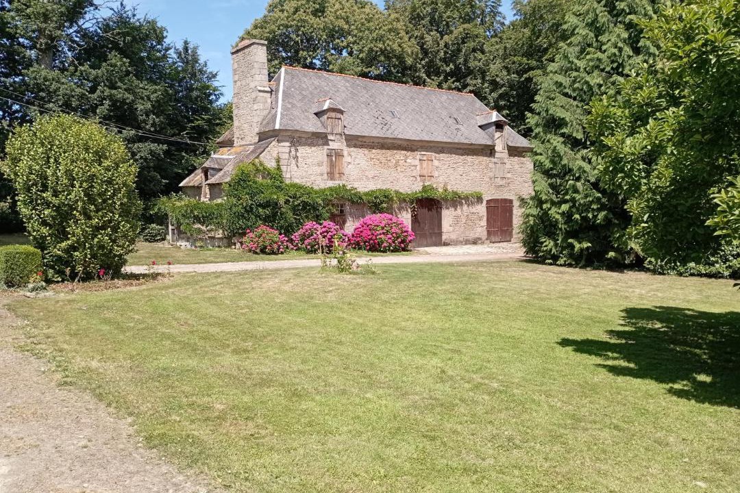 Photo of Others in Quevert