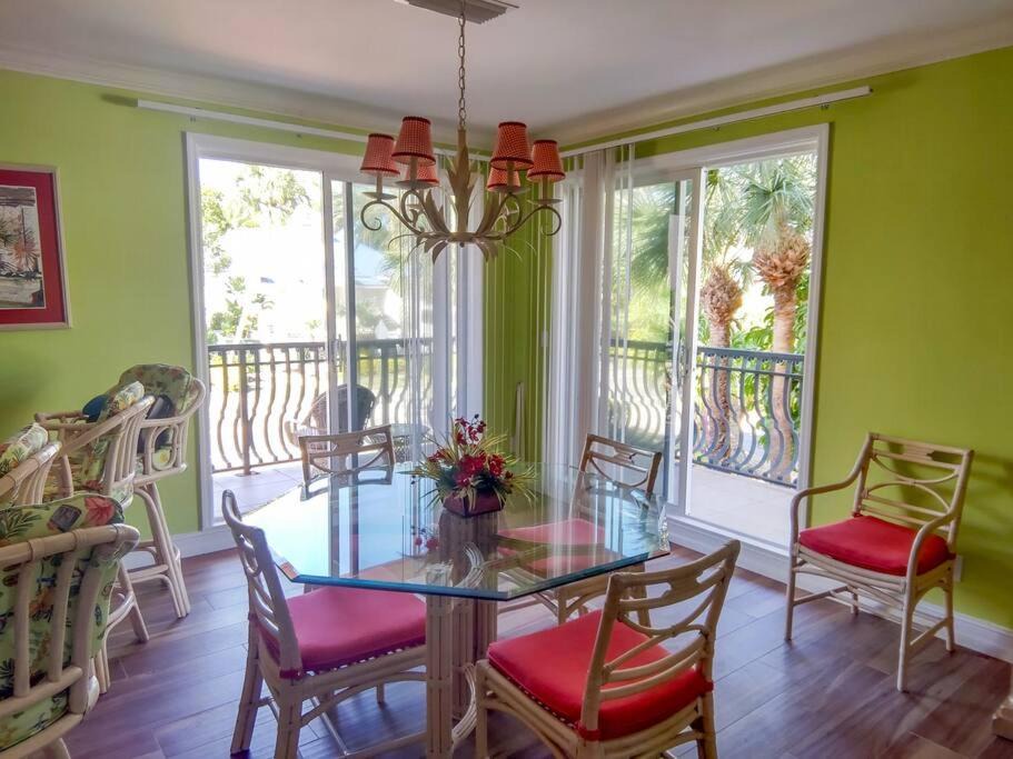 Photo of Livingroom in Vanderbilt Beach