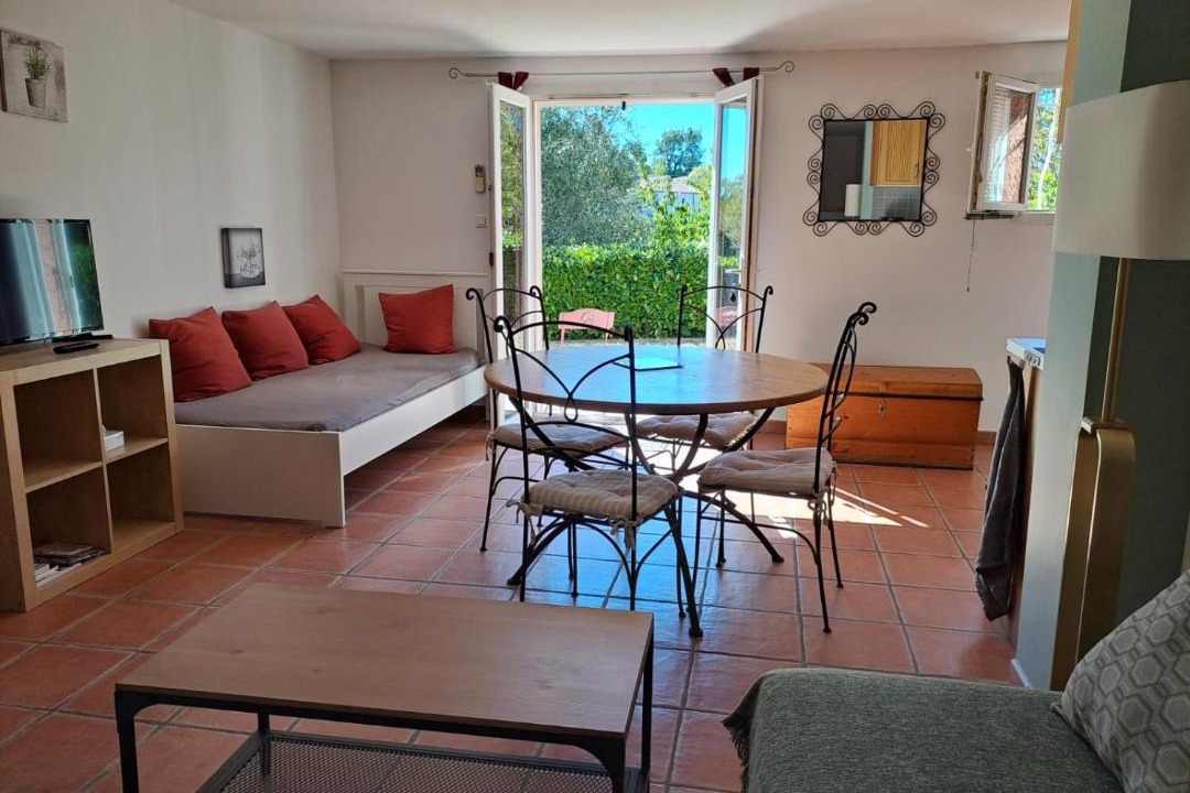 Photo of Livingroom in Donneville