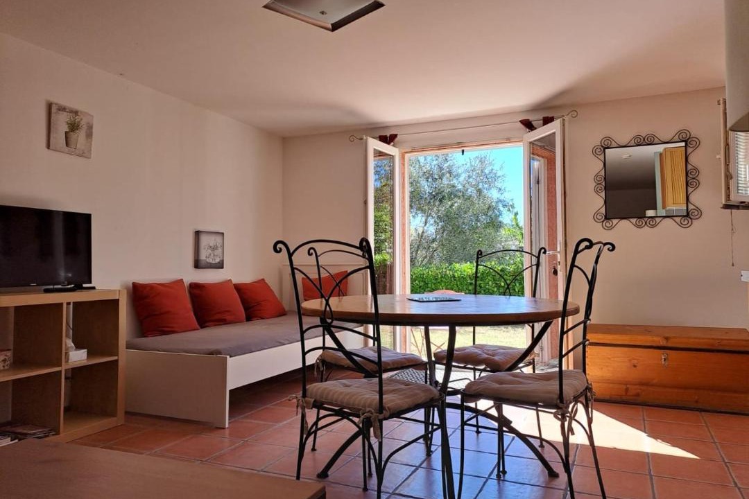 Photo of Livingroom in Donneville