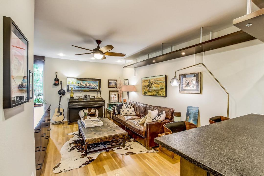 Photo of Livingroom in Greater South River City