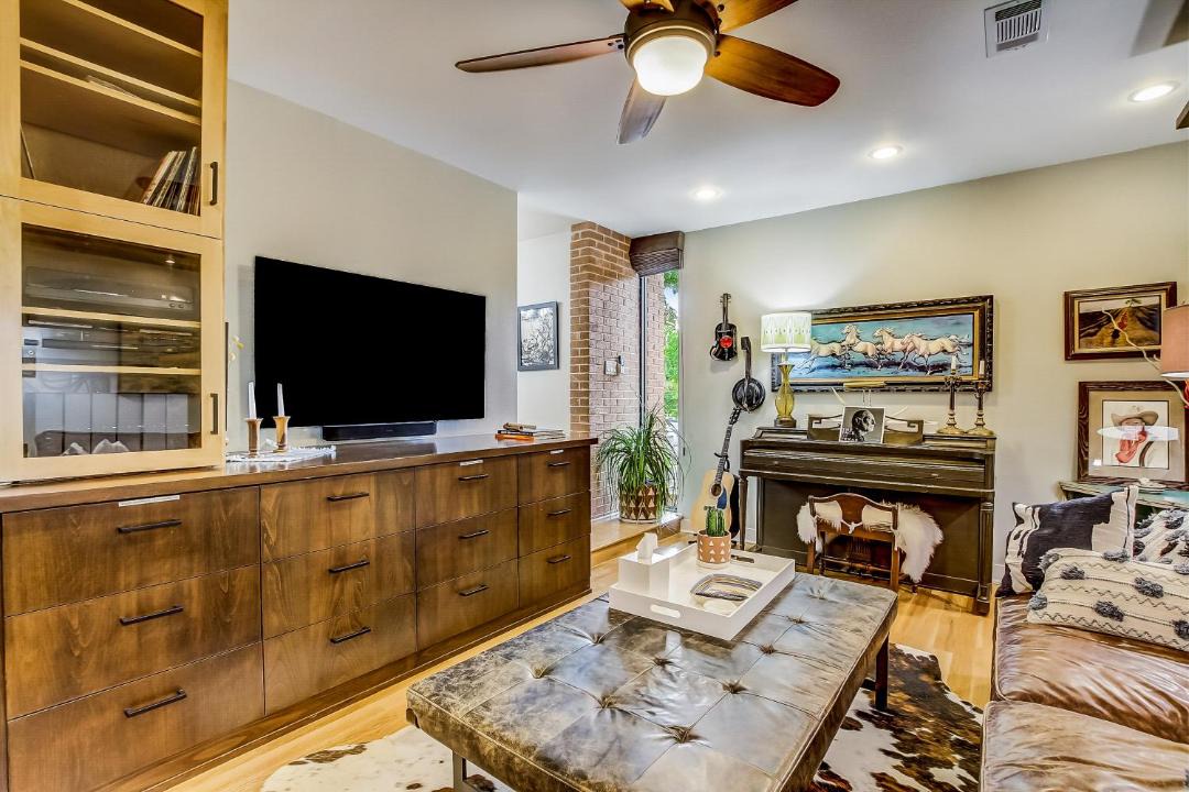 Photo of Livingroom in Greater South River City