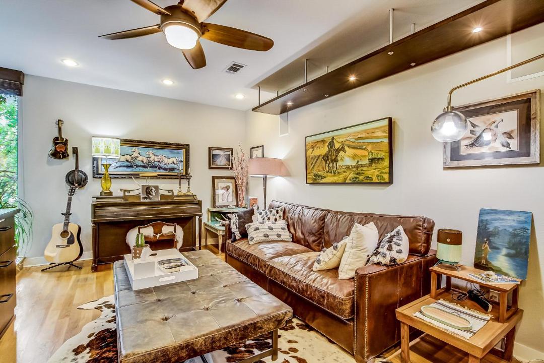 Photo of Livingroom in Greater South River City