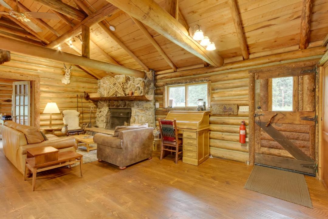 Photo of Livingroom in Cooke City-Silver Gate