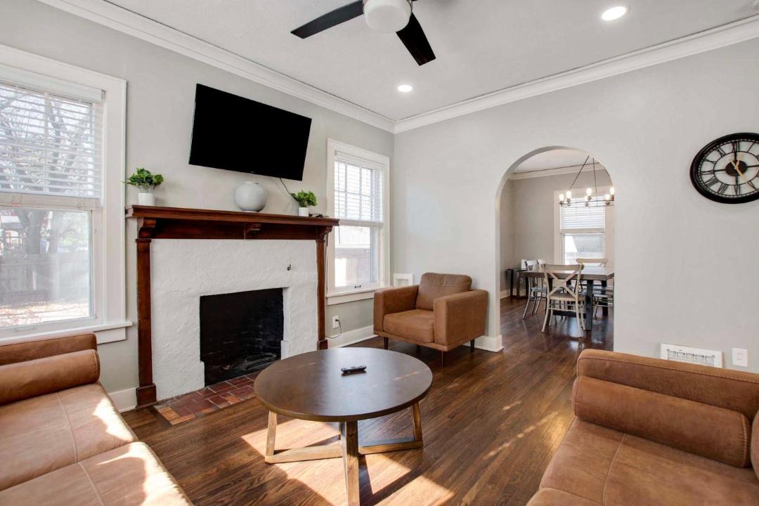 Photo of Livingroom in College Hill
