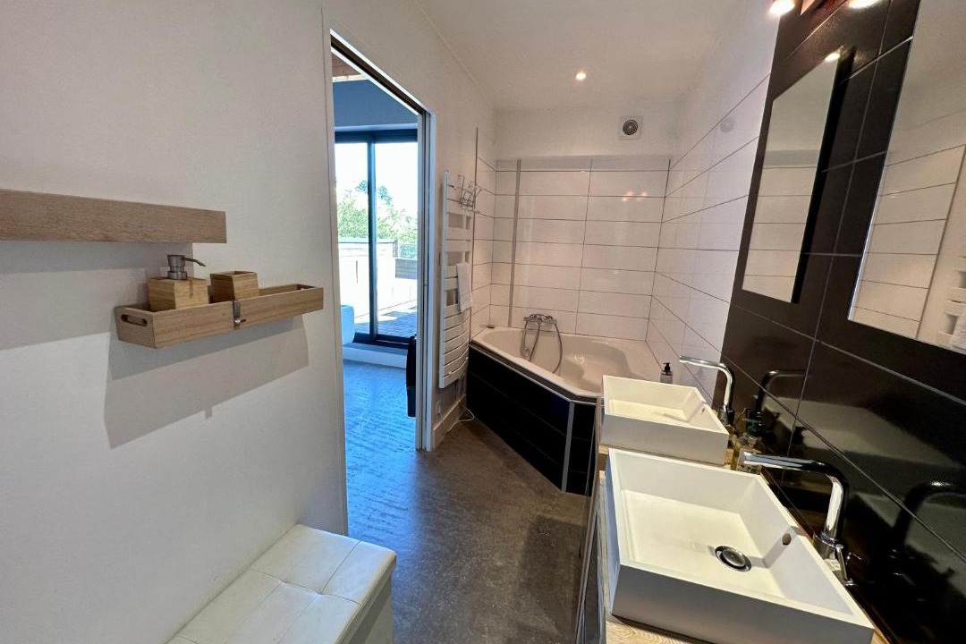 Photo of Bathroom in Quartier Beauregard-Boufflers-Buthegnemont-Boudonville