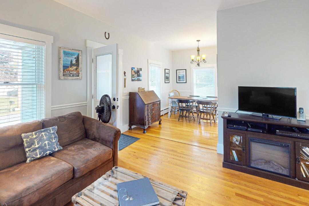 Photo of Livingroom in Hall Quarry