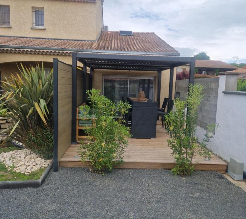 Photo of Buildings in Chanos-Curson