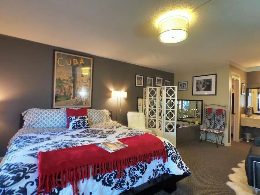 Photo of Bedroom in Eureka Springs Historic District