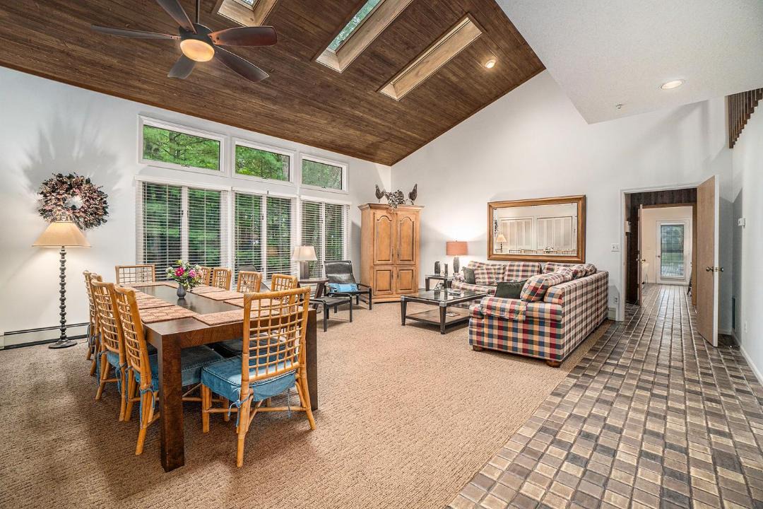 Photo of Livingroom in Maple City