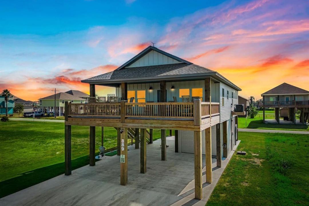 Photo of Buildings in Crystal Beach