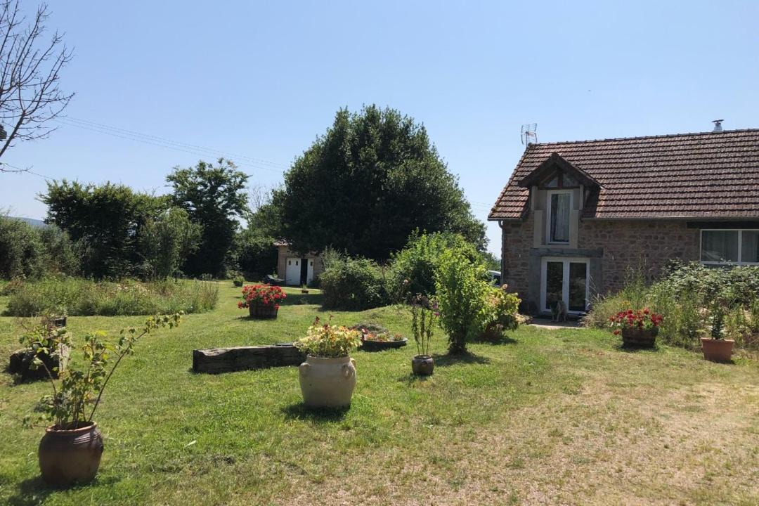 Photo of Buildings in Droiturier