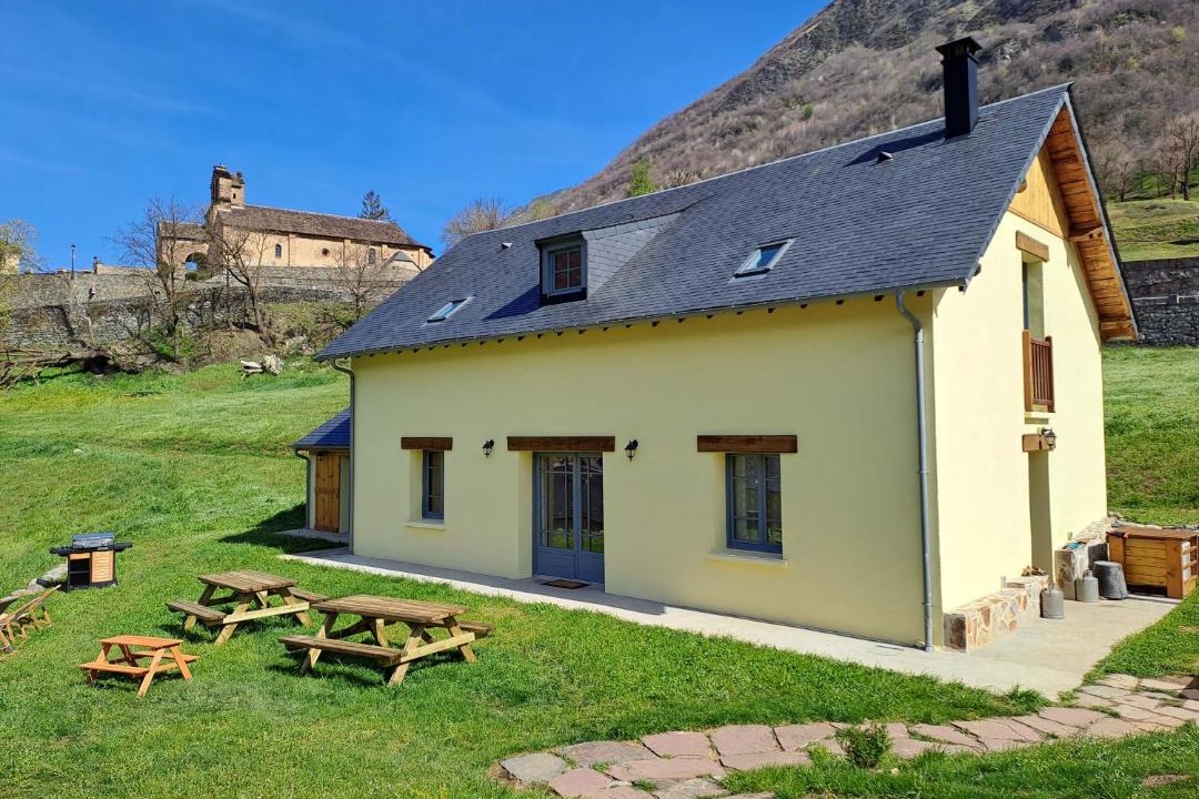 Photo of Buildings in Esquieze-Sere