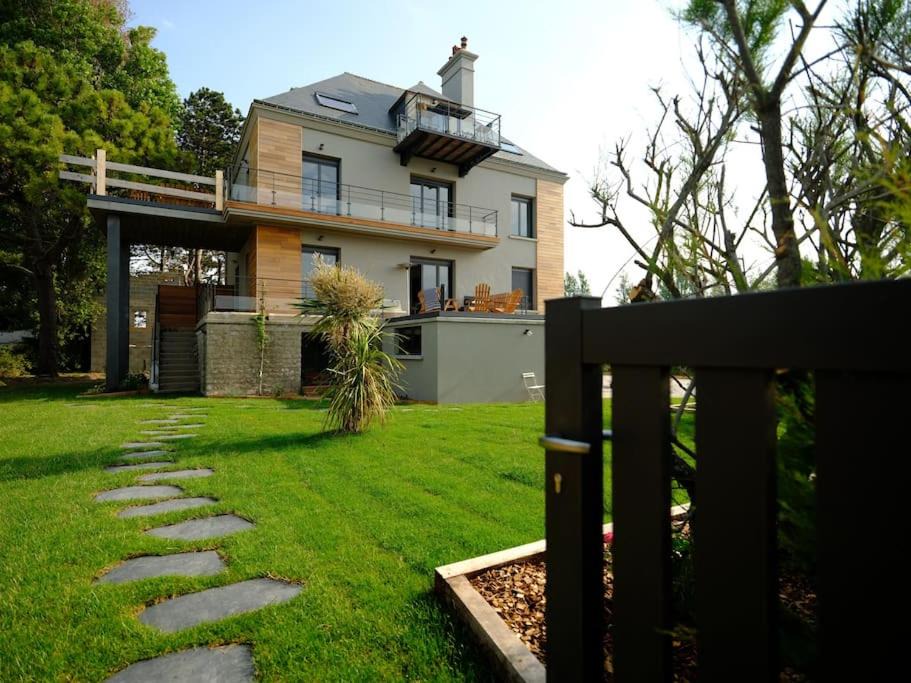 Photo of Buildings in Reville