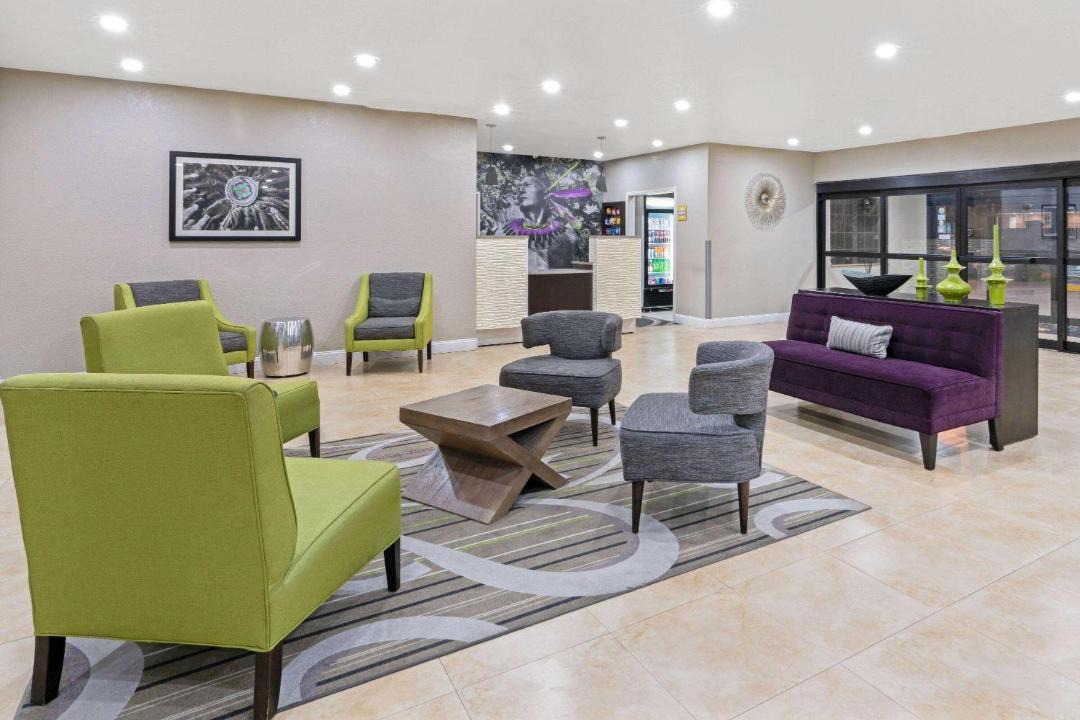 Photo of Livingroom in Ada