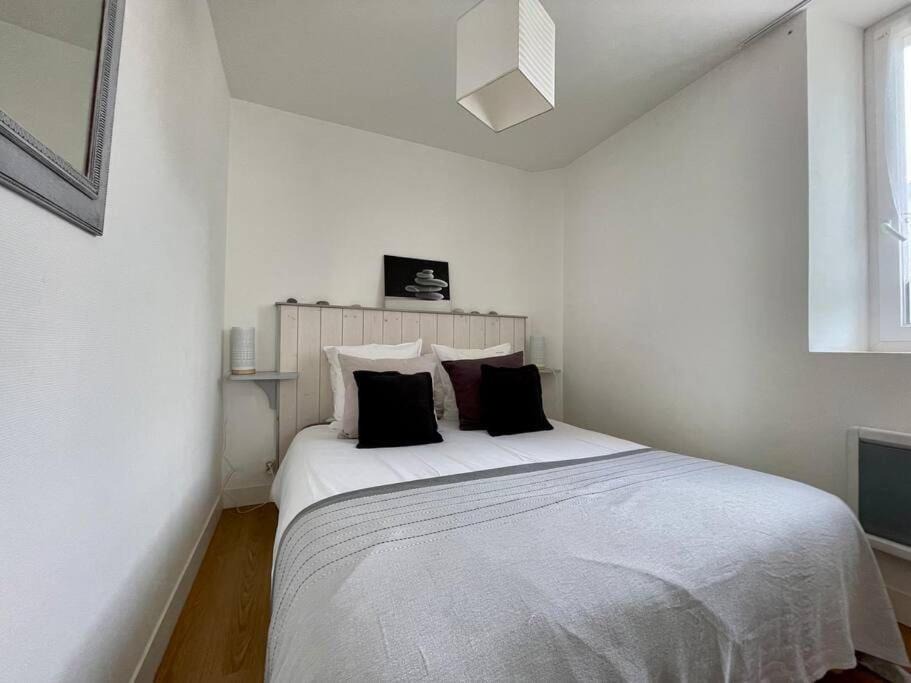 Photo of Bedroom in Saint-Martin-des-Entrees