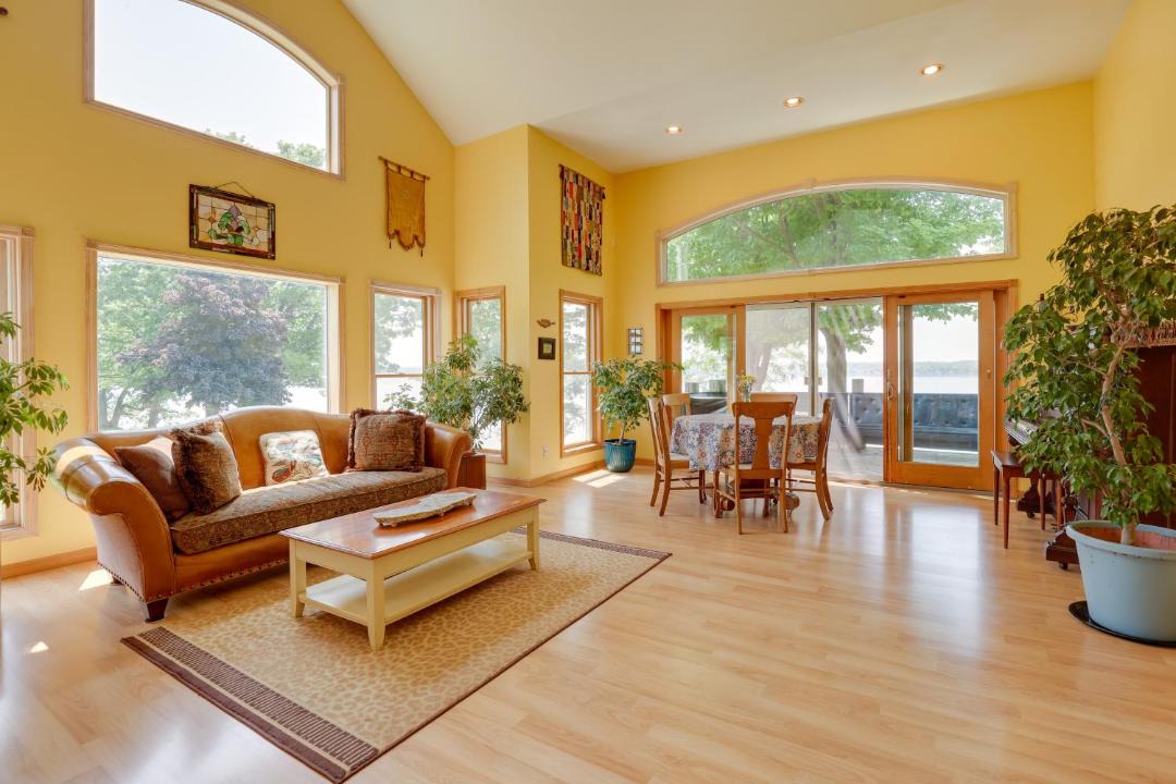 Photo of Livingroom in Teall Beach