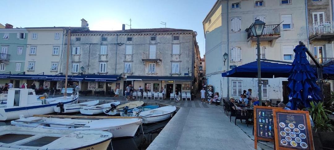 Photo of Others in Cres