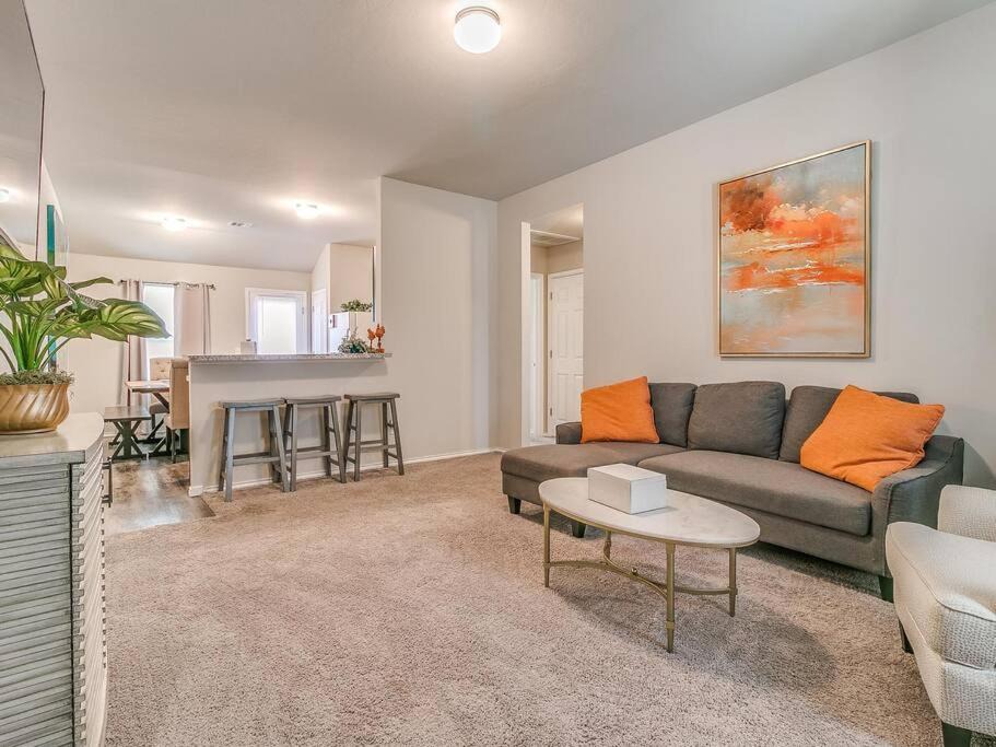 Photo of Livingroom in Mustang