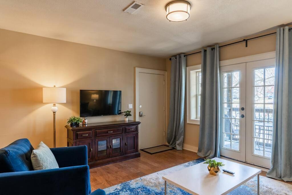Photo of Livingroom in West Plaza