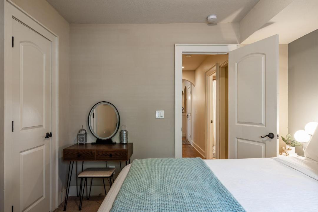 Photo of Bedroom in West Plaza