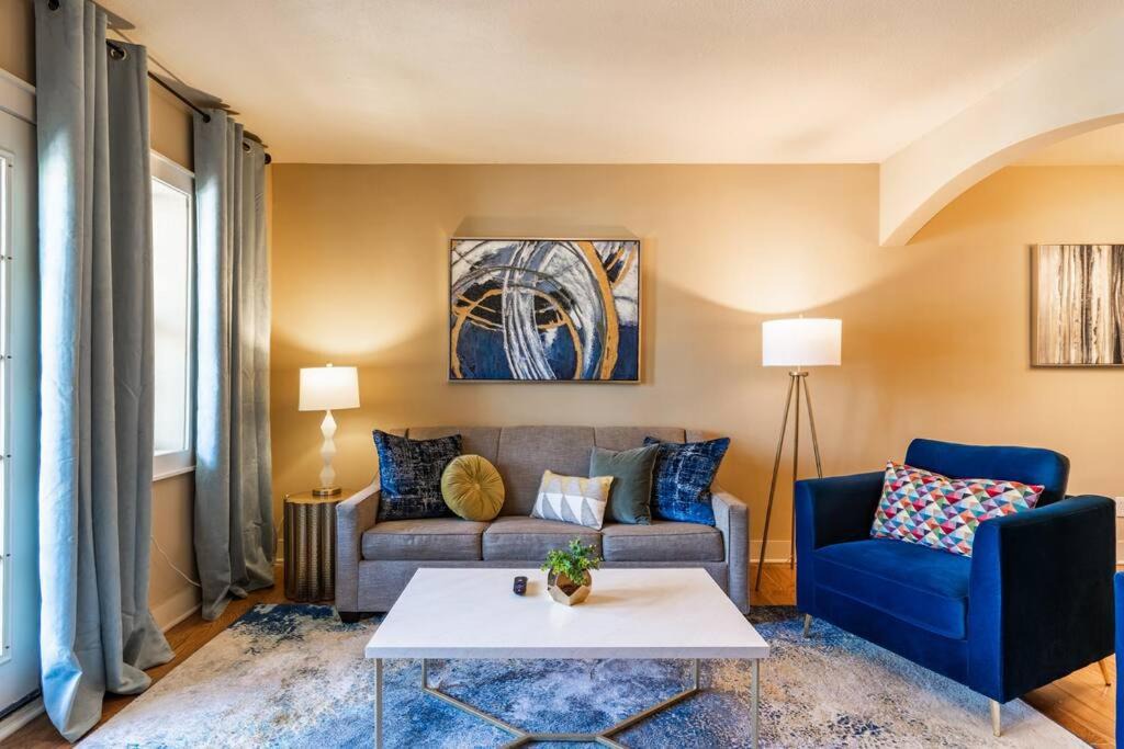 Photo of Livingroom in West Plaza