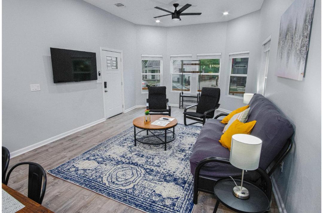 Photo of Livingroom in Historic Garderns