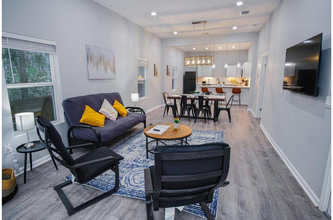 Photo of Livingroom in Historic Garderns