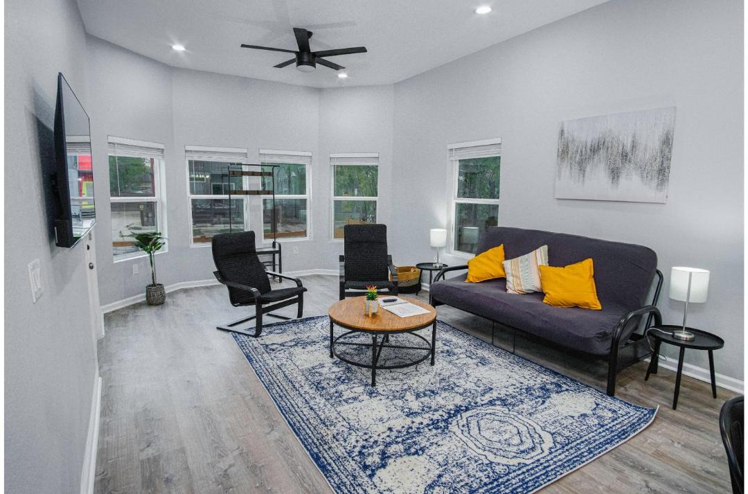 Photo of Livingroom in Historic Garderns