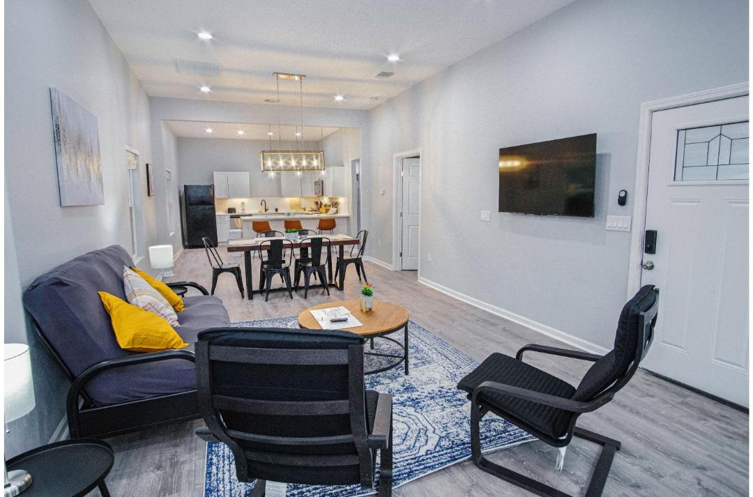 Photo of Livingroom in Historic Garderns