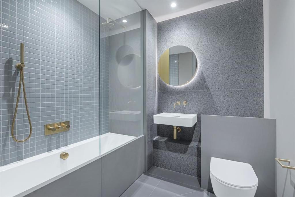 Photo of Others in Canary Wharf