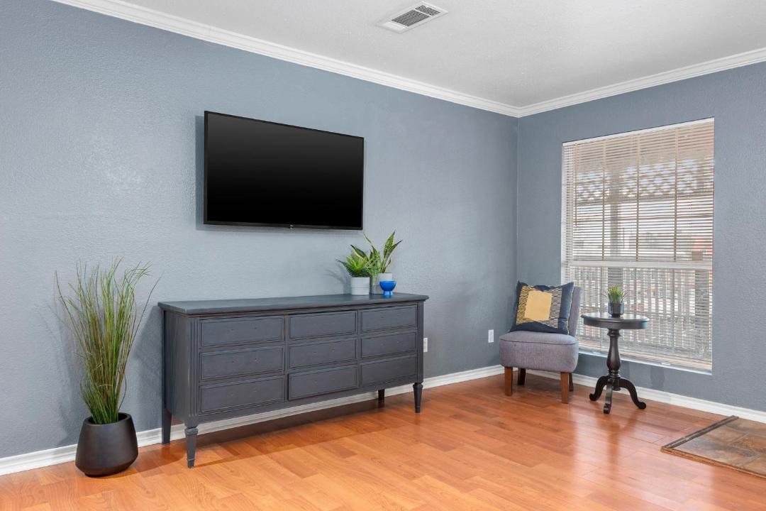 Photo of Livingroom in Bacliff
