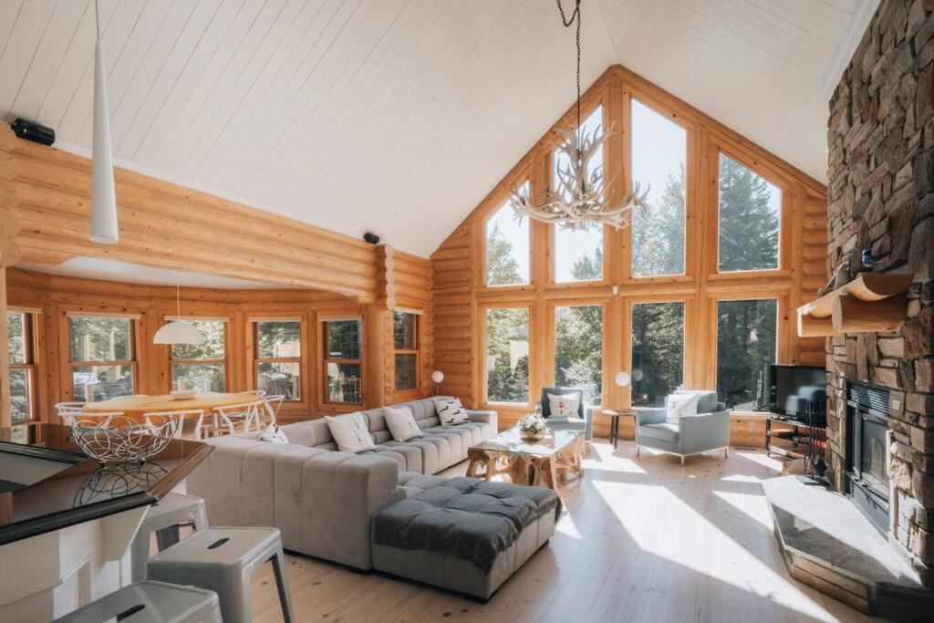 Photo of Livingroom in Fiddler Lake Resort