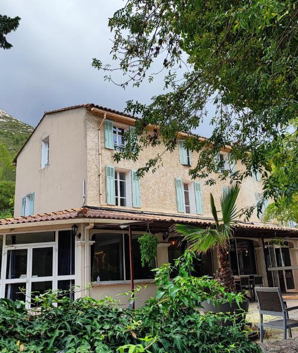 Photo of Buildings in Gemenos