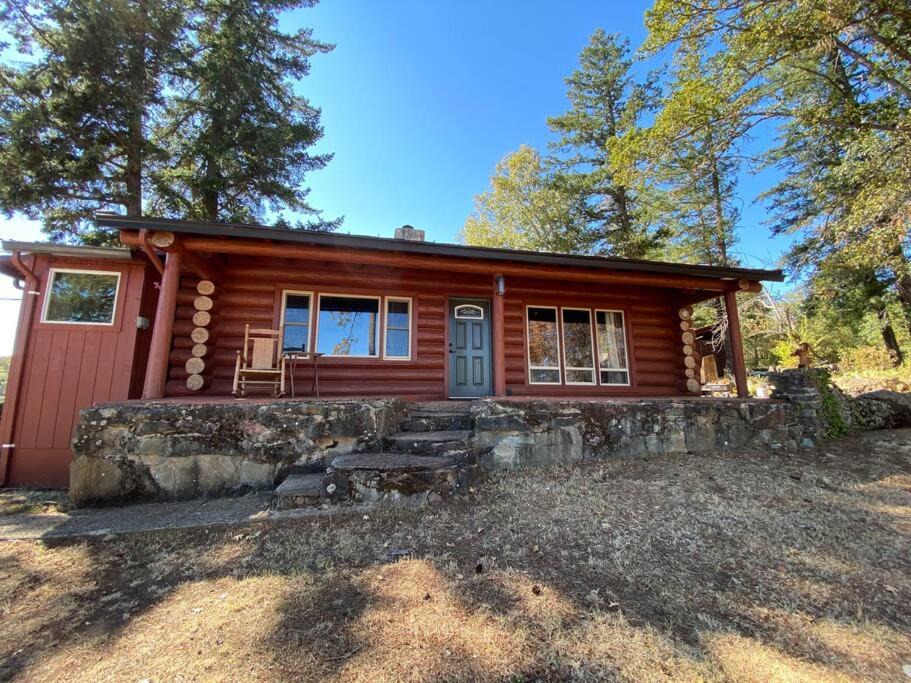 Photo of Buildings in Shady Cove