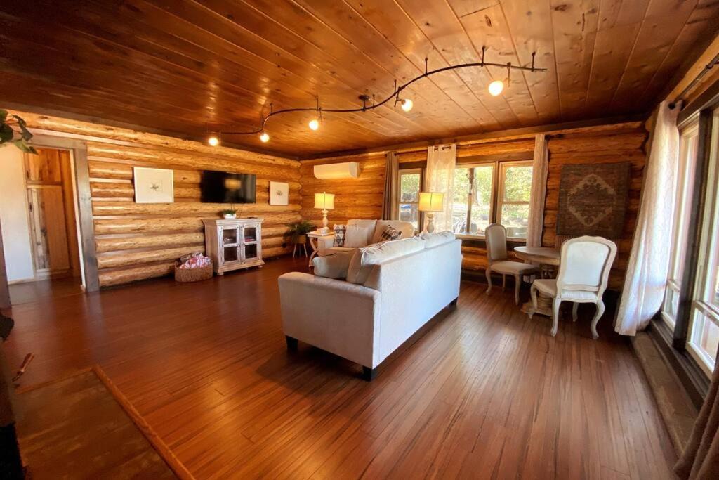 Photo of Livingroom in Shady Cove