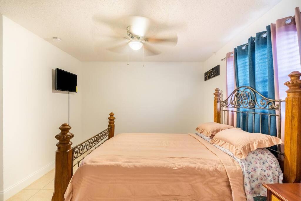 Photo of Bedroom in Oakland Park
