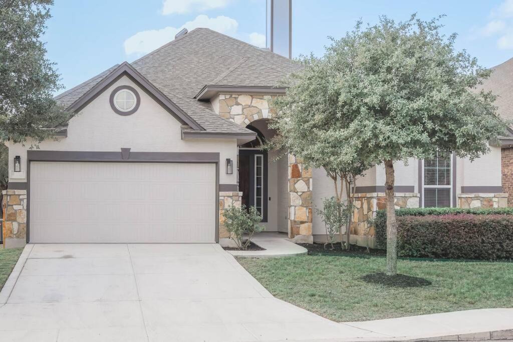 Photo of Buildings in Helotes